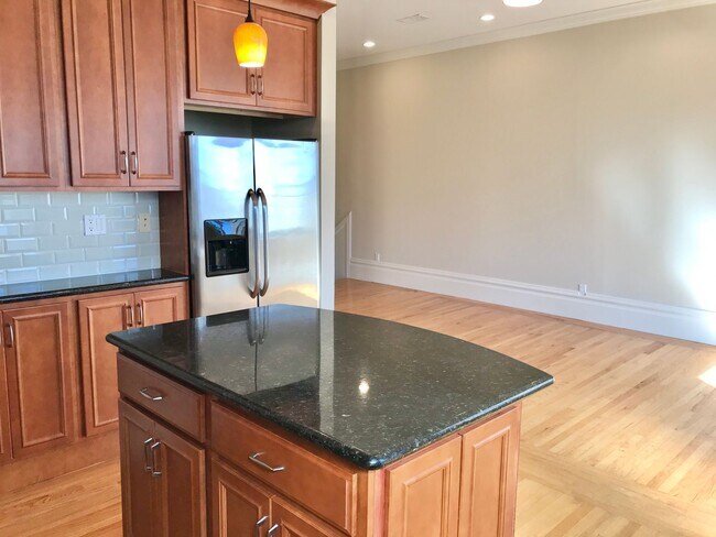 Building Photo - Handsome, Recently Renovated, 3BR/2BA Pac ...
