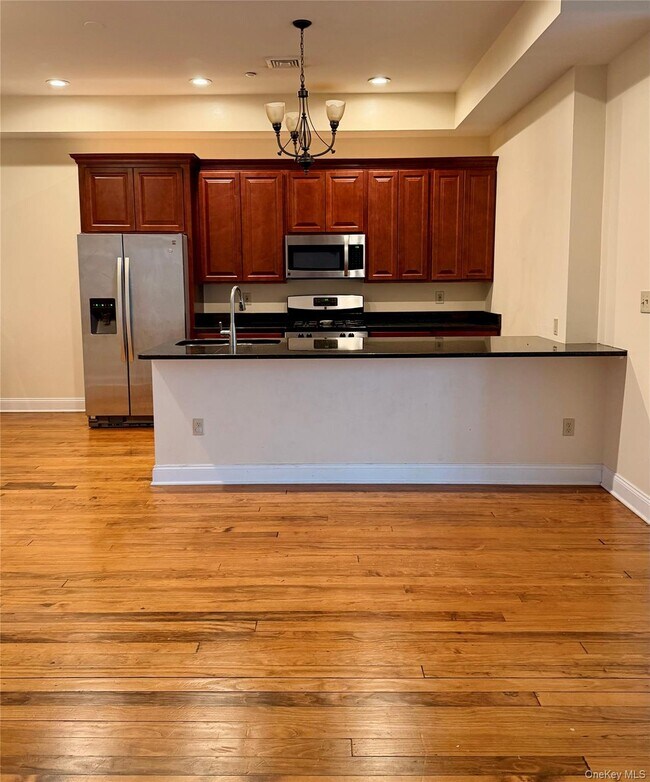 Building Photo - 337 Main St