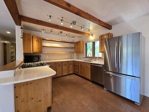 Building Photo - 133 Valley Dr