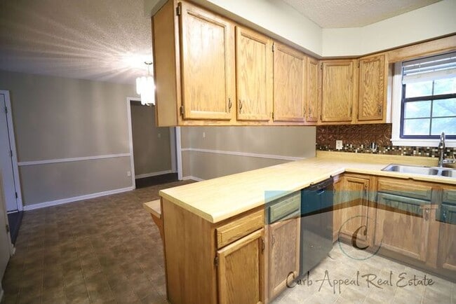 Building Photo - Nettleton Schools - 6 bed/ 3 bath 2,500 sq.ft.., back deck, fenced yard!!