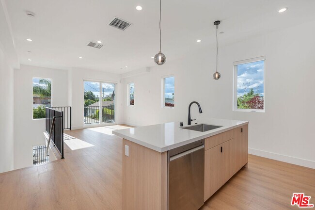 Building Photo - 5246 Auckland Ave