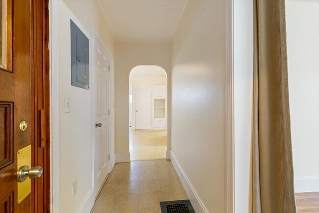 Building Photo - 335 Salem St