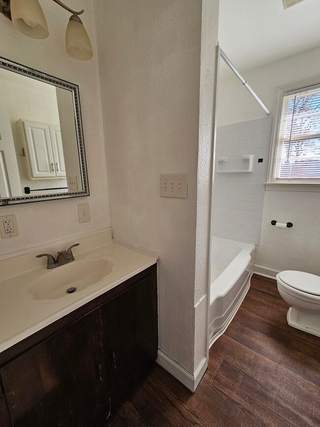 Building Photo - Adorable Three Bedroom One Bath House In T...