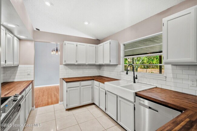 Building Photo - 3390 Floral Palm Blvd