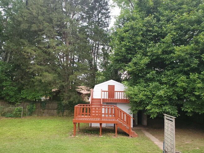 Building Photo - "Spacious 5-Bedroom Retreat with 3 Full Baths in Huntsville – Your Perfect Family Home Awaits!"