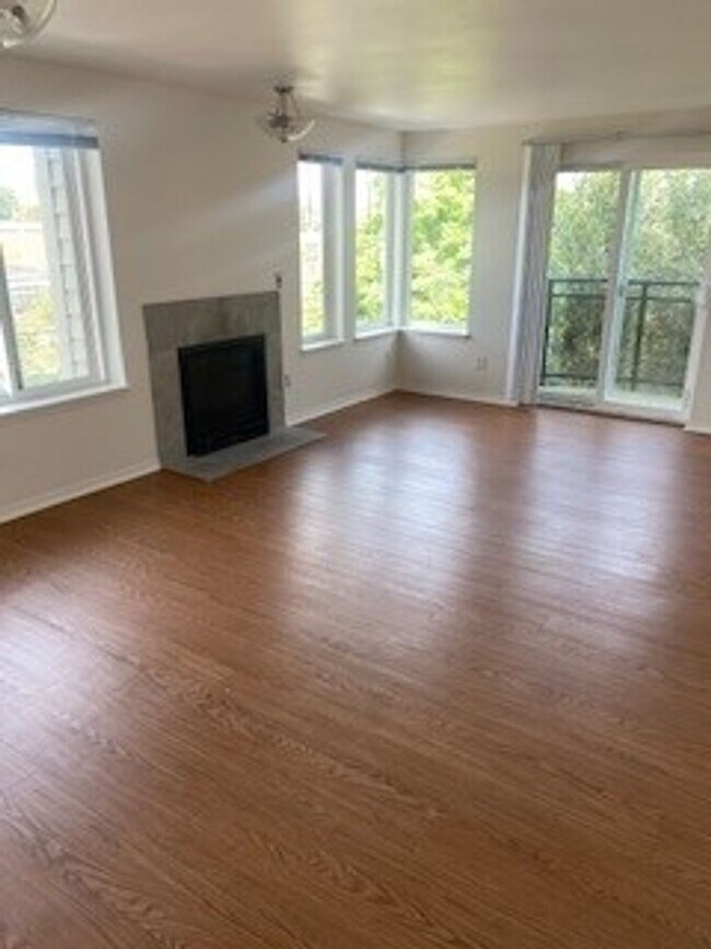 Building Photo - Queen Anne west facing 1 Bedroom patio secure building and garage