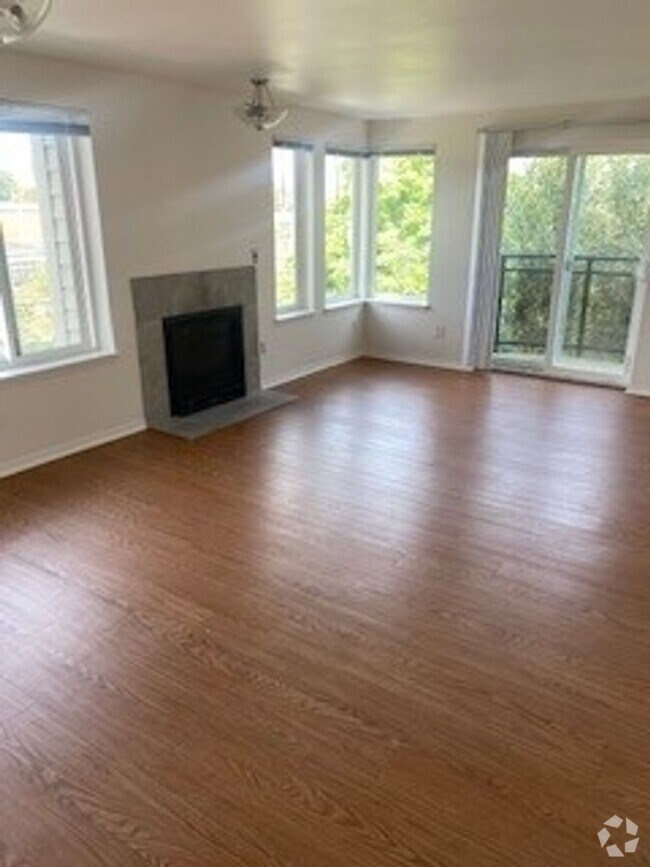 Building Photo - Queen Anne west facing 1 Bedroom patio sec...