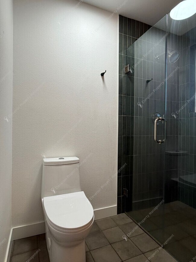 Building Photo - Find a piece of serenity in Historic Old Bend! (Unfurnished)