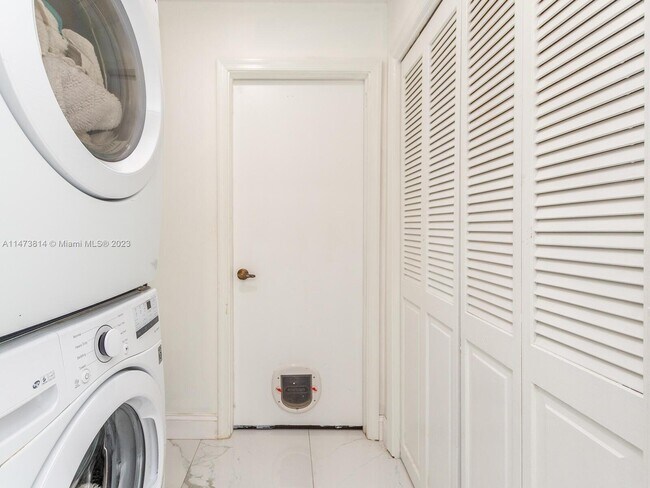 Building Photo - 741 E Plantation Cir