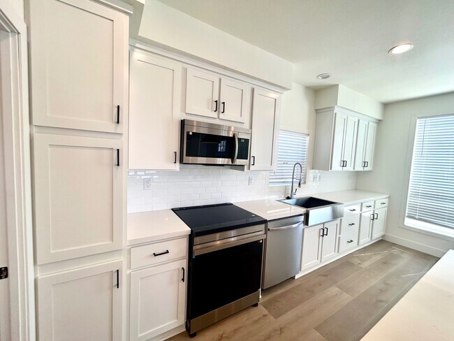 Building Photo - 721 Wellesley Ct