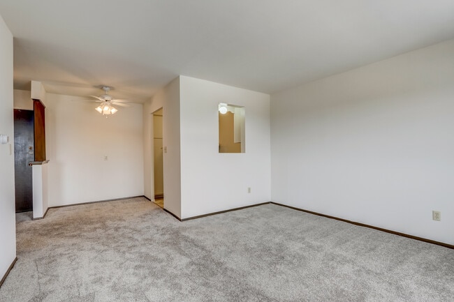 Building Photo - Avenue Manor Apartments