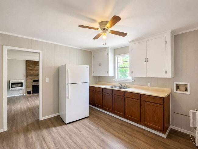 Building Photo - Remodeled 2/1 • Water Included • Commutable