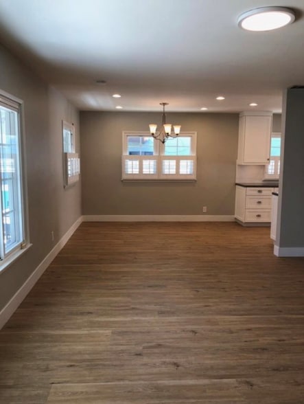 Building Photo - 413 W Acacia Ave