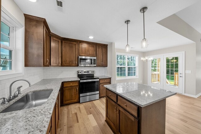 Building Photo - Pet Friendly Three Bedroom!
