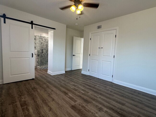Building Photo - 3+2 RENOVATED W/Drive-Through Garage!