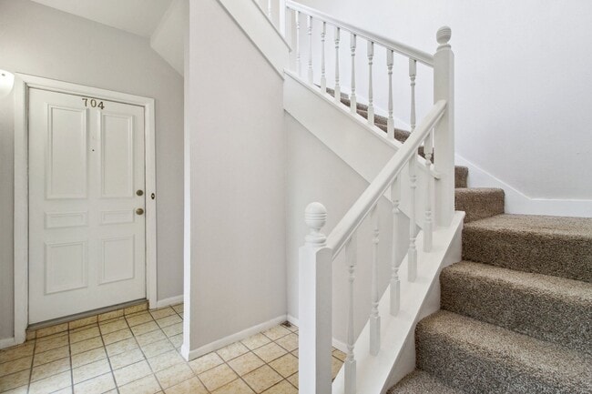 Building Photo - Spacious townhouse for rent! CPS & WATER INCLUDED WITH RENT !