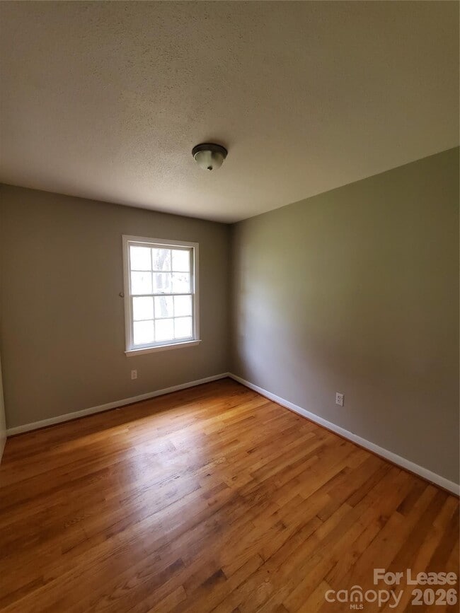 Building Photo - 1122 Rolling Ln