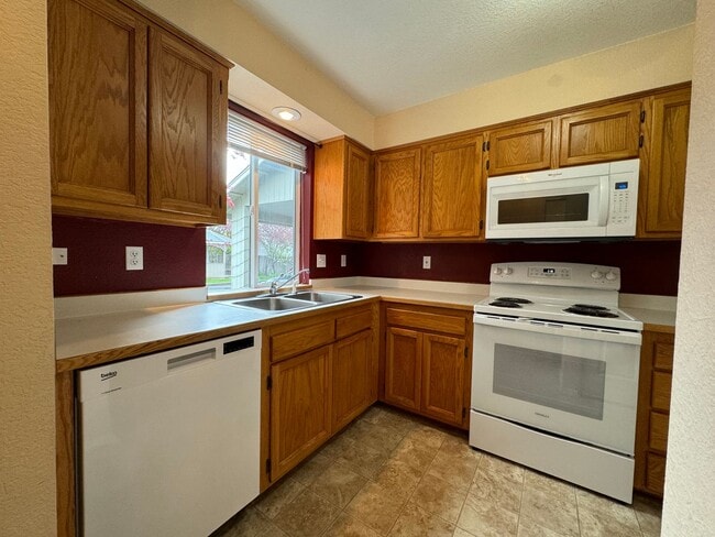 Building Photo - Townhouse in NE Grants Pass, Close to Shop...