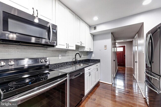 Building Photo - 18 Chantilly Ct