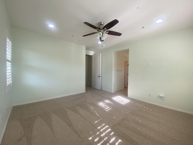 Building Photo - Move-in Ready Townhome in Parklike Community