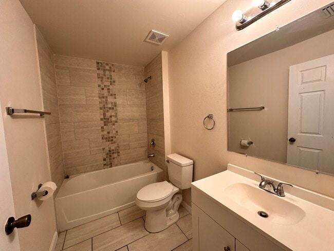 Building Photo - 318 NW 8th Terrace