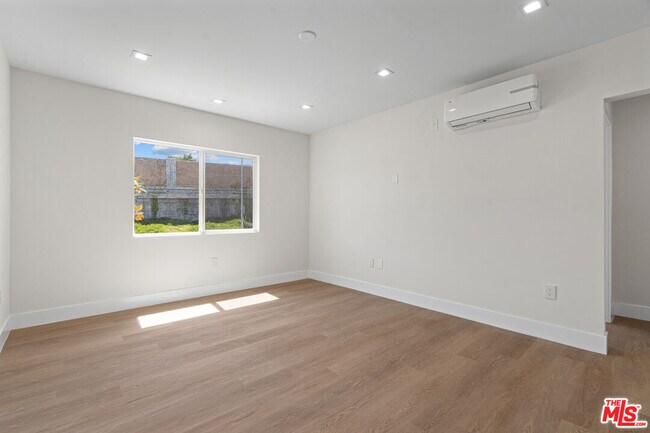Building Photo - 420 S Sepulveda Blvd