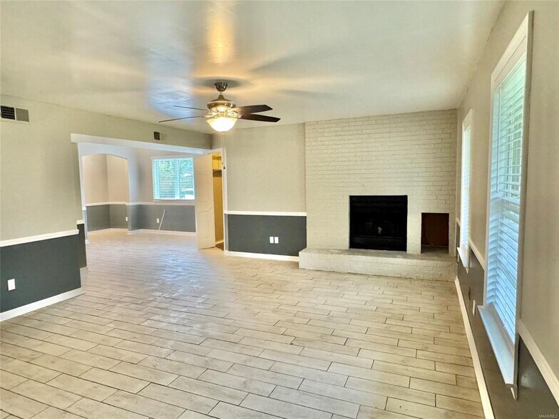 Building Photo - 697 Chatsworth Dr