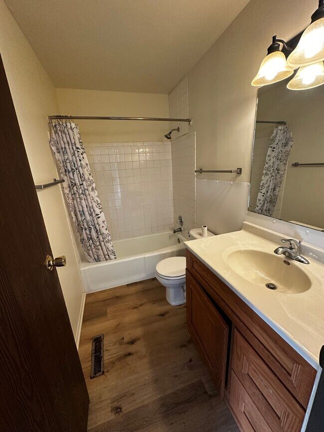 Building Photo - 1837-1837 Post Rd