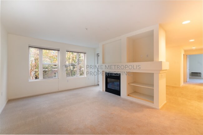 Building Photo - 4343 Roosevelt Way NE