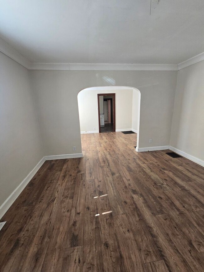 Building Photo - Spacious One Bedroom Duplex Near E. Michigan and Emerson