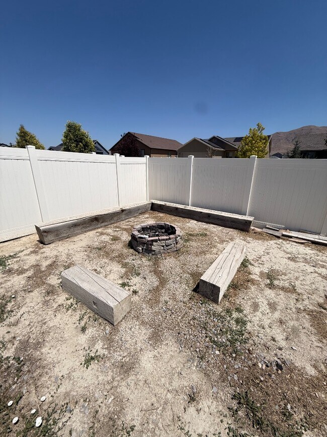 Building Photo - 1375 E Rachel Way