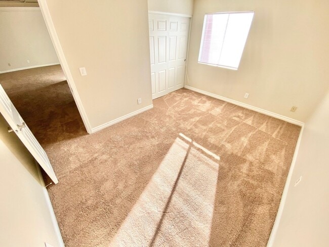 Building Photo - GUARD-GATED 1-BEDROOM CONDO WITH COMMUNITY POOL