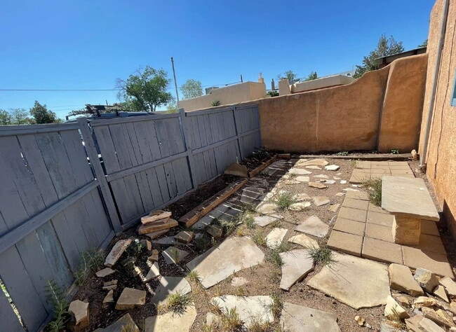 Building Photo - Unbelievable Old Town 1bd! Private compound casita!