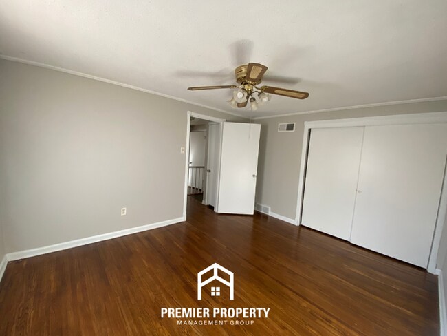 Building Photo - Spacious 4BR/2BA Memphis Home with Den, Fireplace & 2-Car Garage