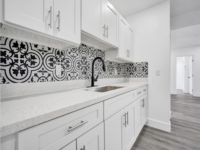 Building Photo - 940 SW 28th St