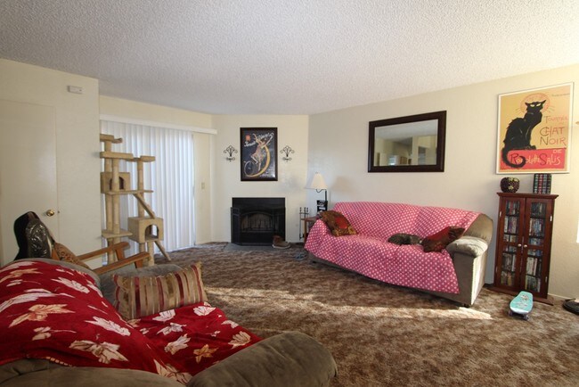 Building Photo - 16221-16239 Apple Valley Rd