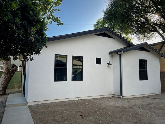Building Photo - 1203 S Chavez St