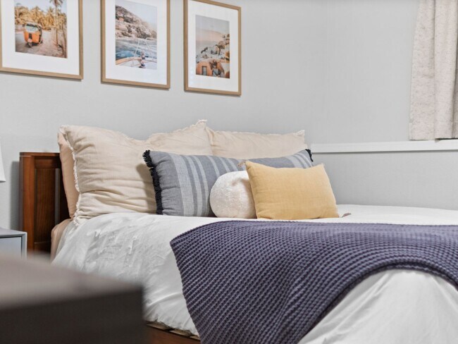 Building Photo - Bright & Comfortable 3 Bedroom Home (Furnished)