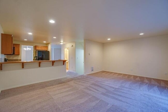 Building Photo - THREE BEDROOM TOWNHOUSE