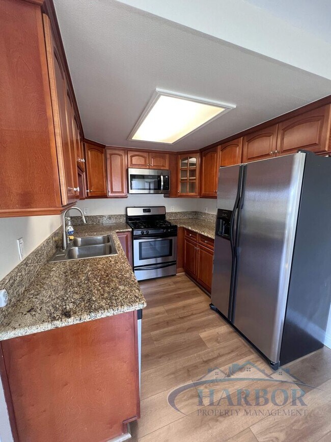 Building Photo - Spacious 2 Bedroom 1 Bathroom Upstairs Condo