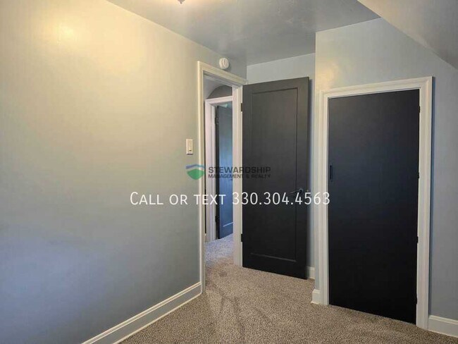 Building Photo - 2119 Maple Ave NE