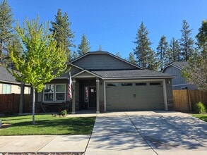 Building Photo - 3 Bed/2 Bath Single Level Home in Sisters! - Backs Up to Deschutes National Forest