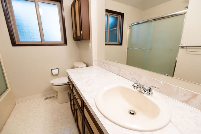 Building Photo - Immaculately maintained 3-bdr/1.5-bath ran...
