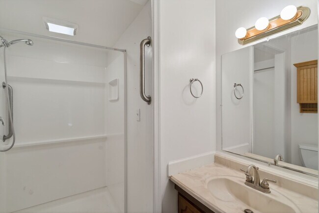 Building Photo - 195 Bentley Dr