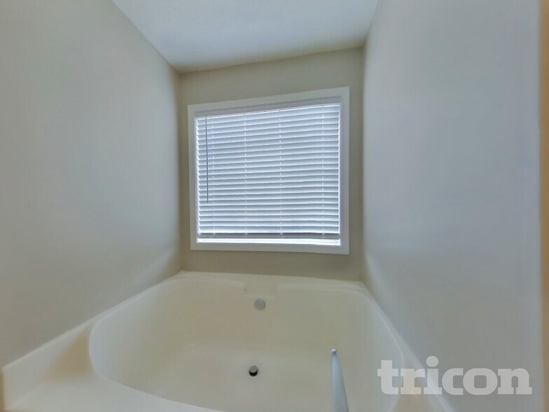 Building Photo - 3447 Harris Farms Way