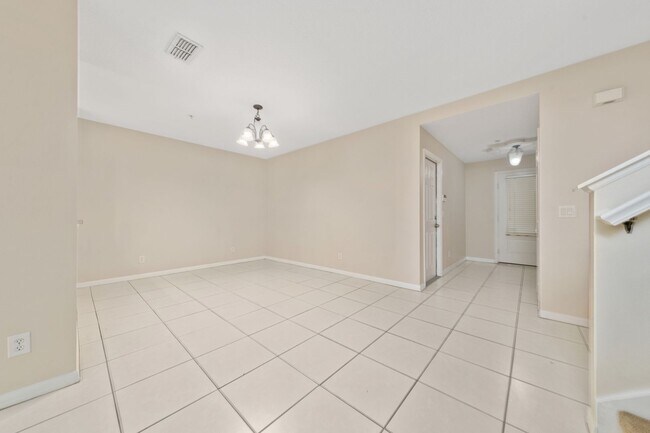 Building Photo - Town House 3 Bedroom and /2.5 Bathrooms. At Lee Vista area gated Community.