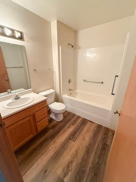 Building Photo - 345 Twin Oak Dr