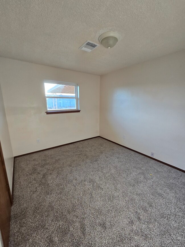 Building Photo - 700 Claremont Dr