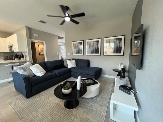 Building Photo - 680 SE 13th Ct