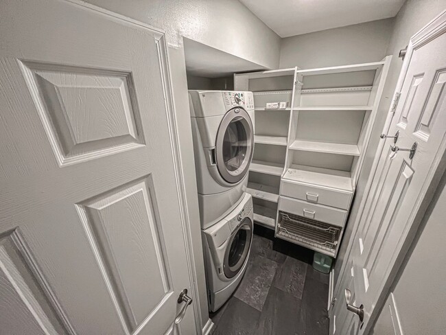 Building Photo - Bright And Relaxing 2 Bed 2 Bath Partially Furnished Home in Beautiful Franklin Farm Foundation